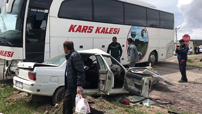 Sarıkamış’ta yolcu otobüsü ile otomobil çarpıştı: 2 yaralı 1