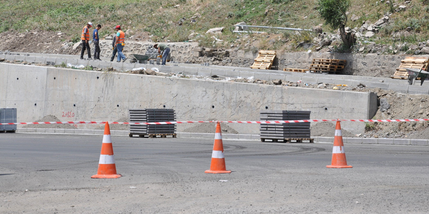Karayolları Kars’ın şehir içi bağlantı yollarını da sıcak asflat yapıyor