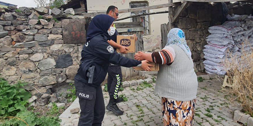 Akyaka’da polis ihtiyaç sahibi ailelere gıda yardımı yaptı