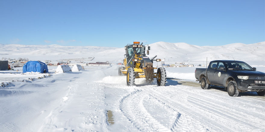 Kars’ta kardan kapanan 122 köy yolu açıldı