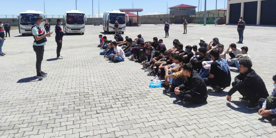 İstanbul’dan Kars’a sevk edilen düzensiz göçmenler sınır dışı ediliyor