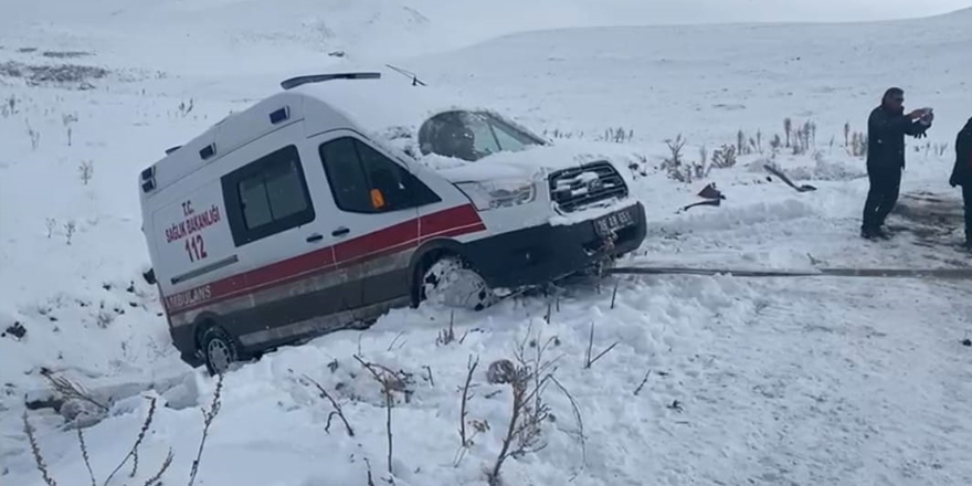 Kars’ta karda kayan ambulans yoldan çıktı