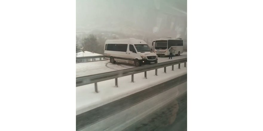 Elazığ’da kar yağışı sonrası araçlar yolda kaldı