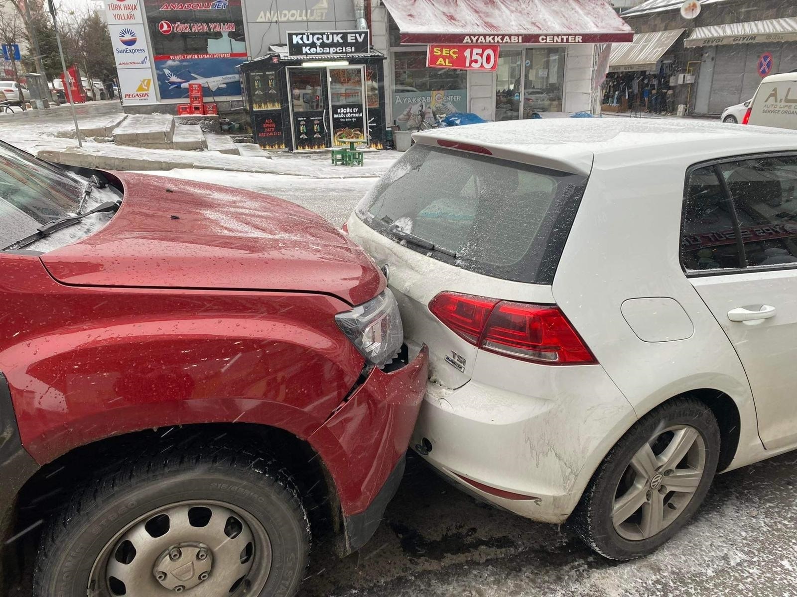 Kars’ta kar yağışı ile birlikte kazalar da başladı