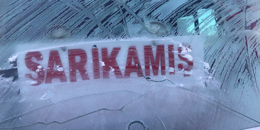Kars'ta soğuk hava nedeniyle araçların camları buz tuttu 