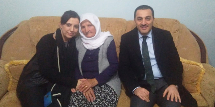 Kars Valisi Türker Öksüz'ün ilk ziyareti şehit ailesine