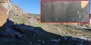 Arpaçay’daki 2 bin 800 yıllık Urartu çivi yazıtı yok oluyor!