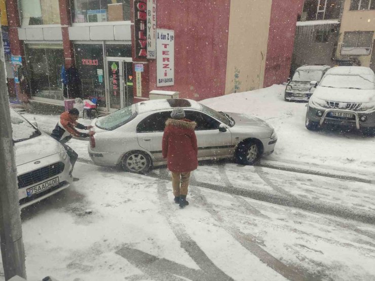 Ardahan’da kar yağışı hayatı olumsuz etkiliyor
