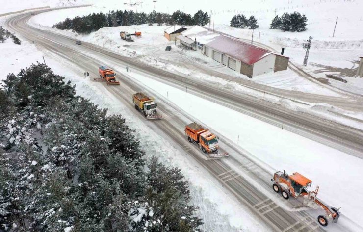 Erzincan’da kar ve tipiden 135 köy yolu ulaşıma kapandı