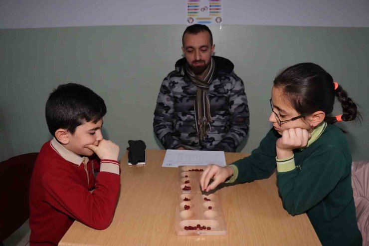 ‘Okullar Arası Zeka Oyunları Turnuvası’nda finale kalmak için kıyasıya yarıştılar