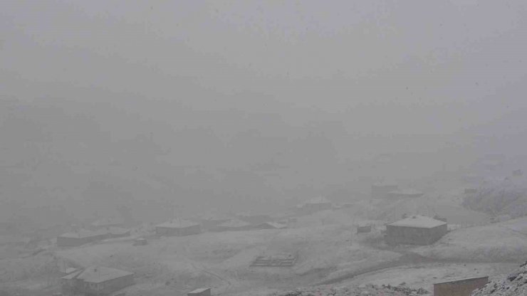 Yüksekova’da kar yağışı ve yoğun sis