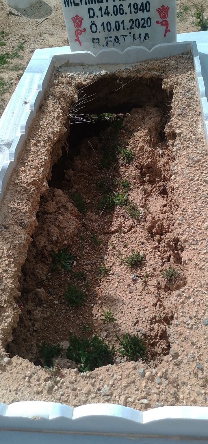 Elazığ’da yağışlar nedeniyle mezarlar çöktü