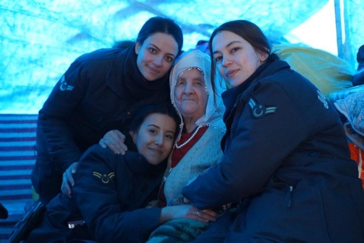 Kadın Astsubaylar deprem bölgesinde