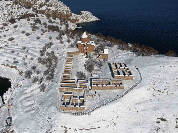 Van’da kar yağışı kartpostallık görüntüler