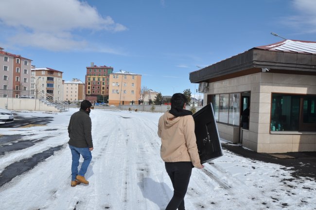 kars’ta-calinan-televizyon-sahibine-teslim-edildi-(4).jpg