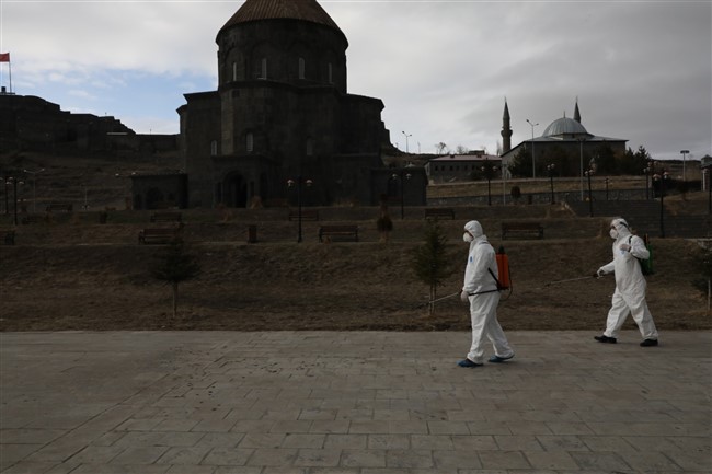 kars’ta-dezenfekte-calismalari-suruyor-(4).jpg