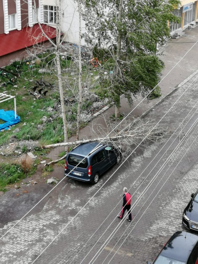 kars’ta-kuvvetli-ruzgar-maddi-hasara-yol-acti-(25).jpg
