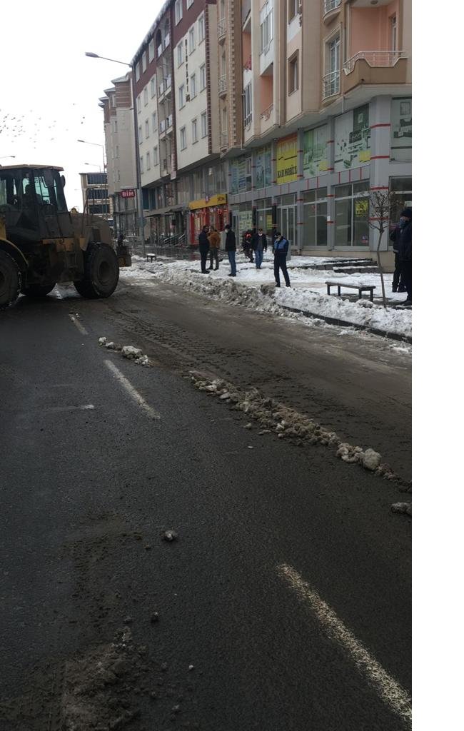 kars-belediyesinden-karla-mucadele-seferberligi…--(4).jpg