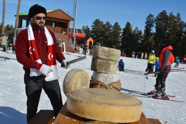 kars-kasari-kayak-merkezinde-gorucuye-cikti-(2).jpg