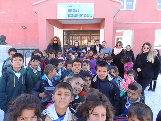 karsli-hayirsever-is-kadini-emel-yenigunden-agadeveli-ogrencilere-karne-hediyesi-(4).jpg