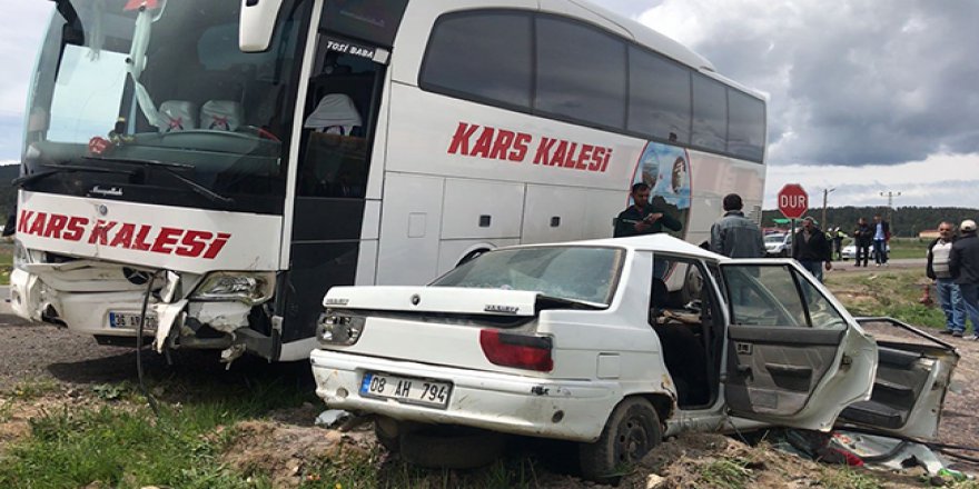 Sarıkamış'ta yolcu otobüsü ile otomobil çarpıştı: 2 yaralı
